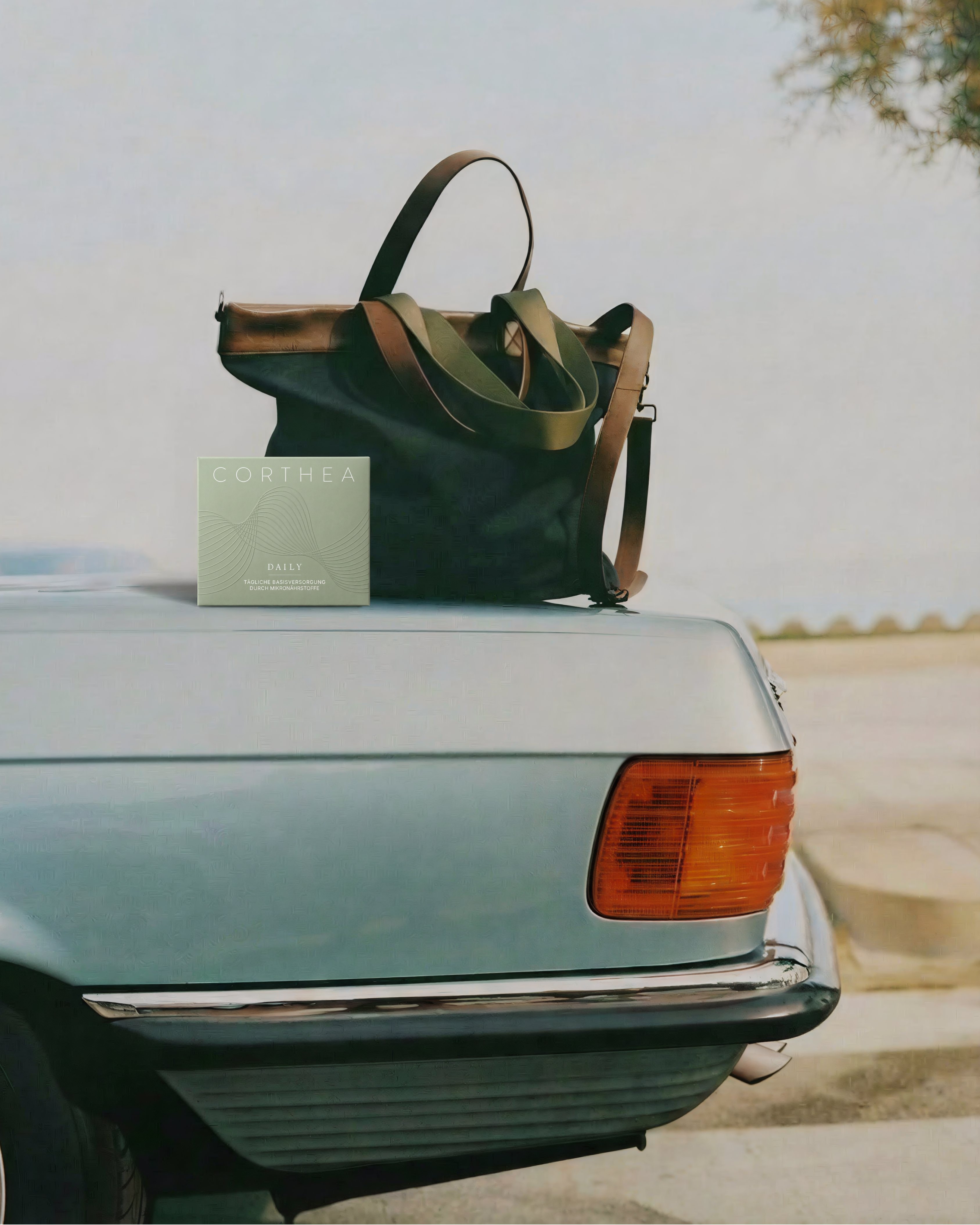 CORTHEA DAILY Packung auf einem Vintage-Mercedes