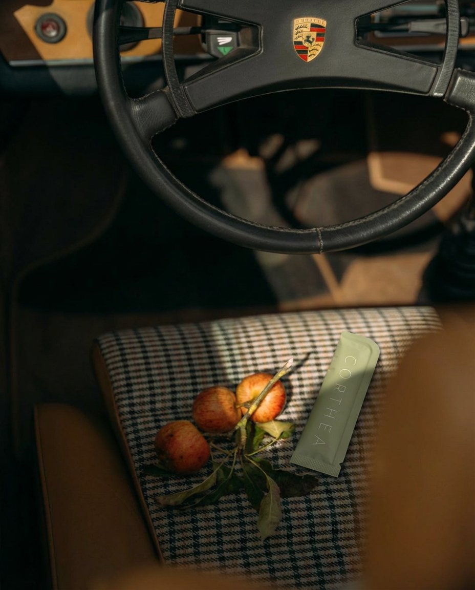 CORTHEA DAILY Sachet auf dem Sitz eines Vintage-Porsche